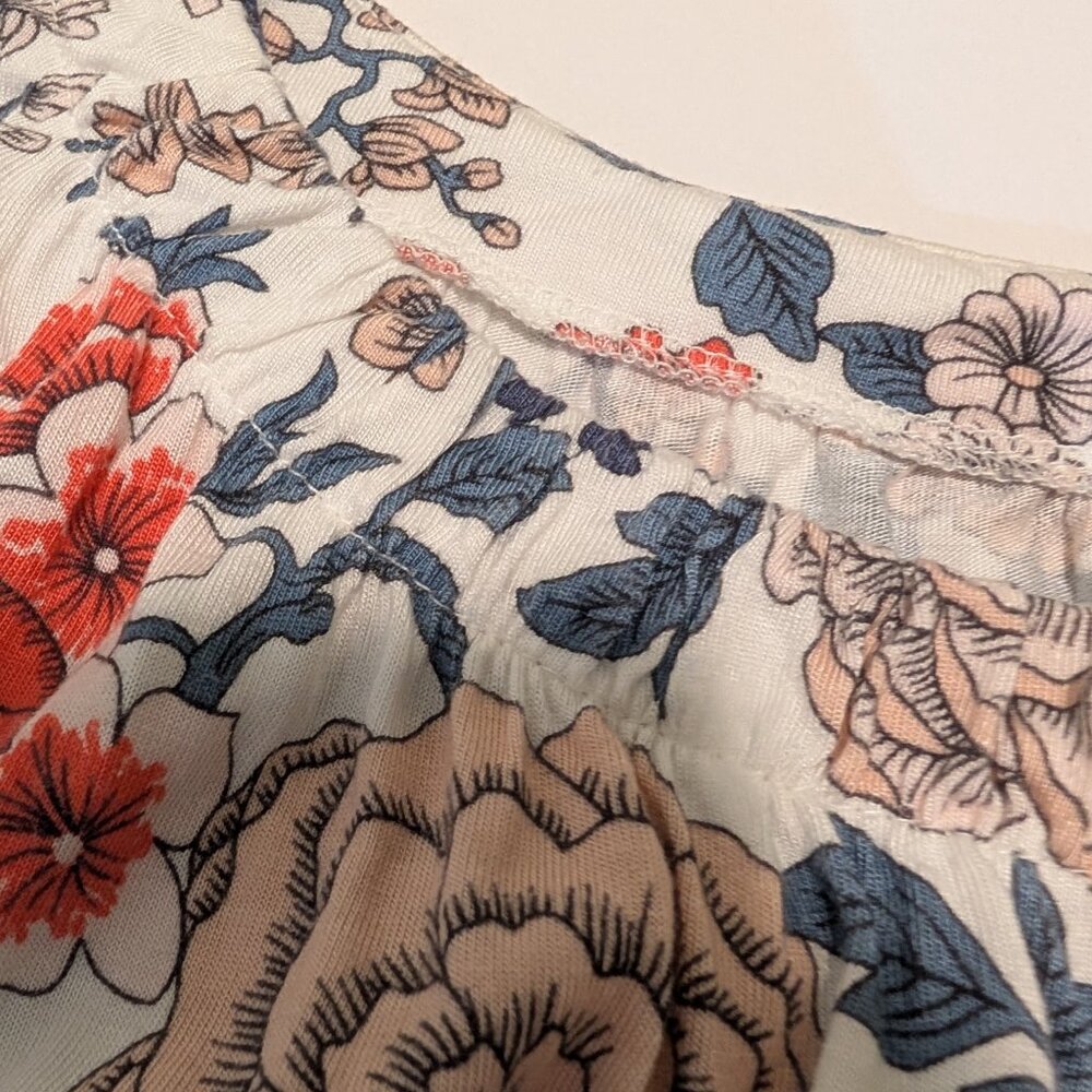 Loft Sleeveless Blouse, White with Floral Print, Banded Hem. Size Small Petite - Picture 4 of 9